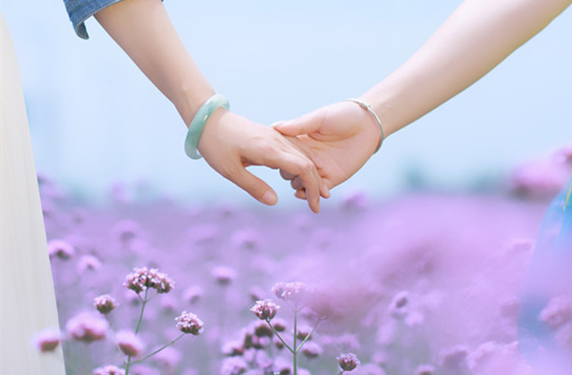 左手牵右手,我们一起走