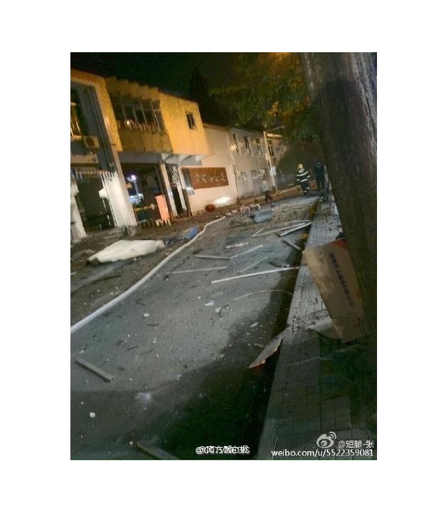 盐酸与工业氯酸钠产生二氧化氯,因空间相对狭小封闭发生了爆炸