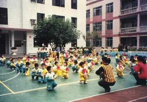 那些年,我们回不去的幼儿园——三代人的暖心老照片