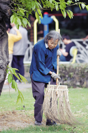 总经理碰到一个扫地老太太,老太太一开口结果震惊了…真人真事!