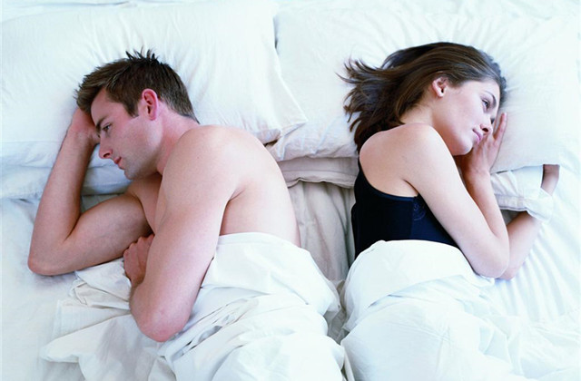 有了孩子后,他们开始了分床而居 ,夜里,男人突然对女人.